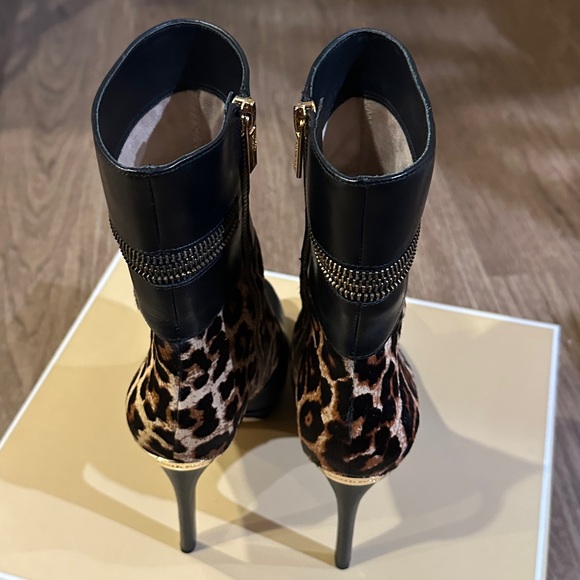 Michael Kors Boots with Real Fur Hairs - Picture 4 of 17